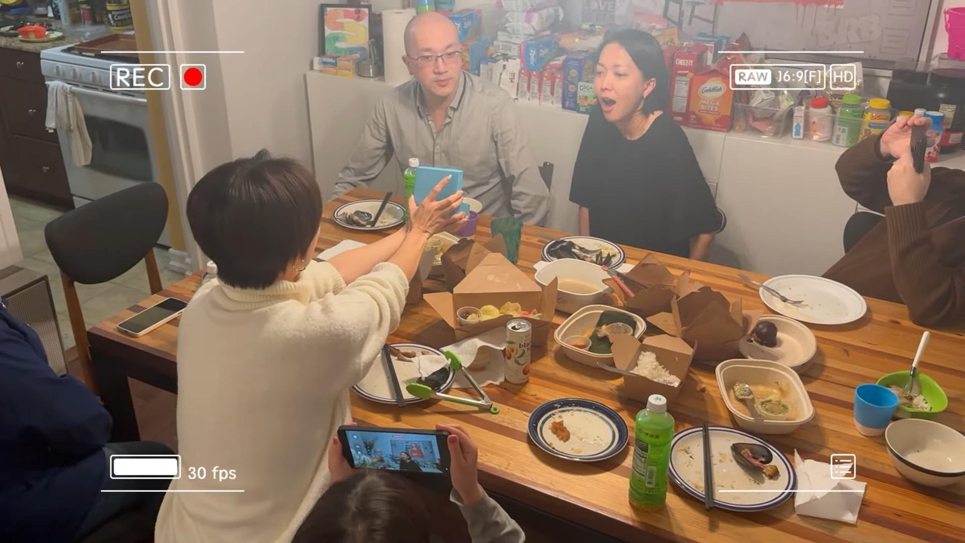 王君馨拍下家人得知她懷孕之後的第一感受。