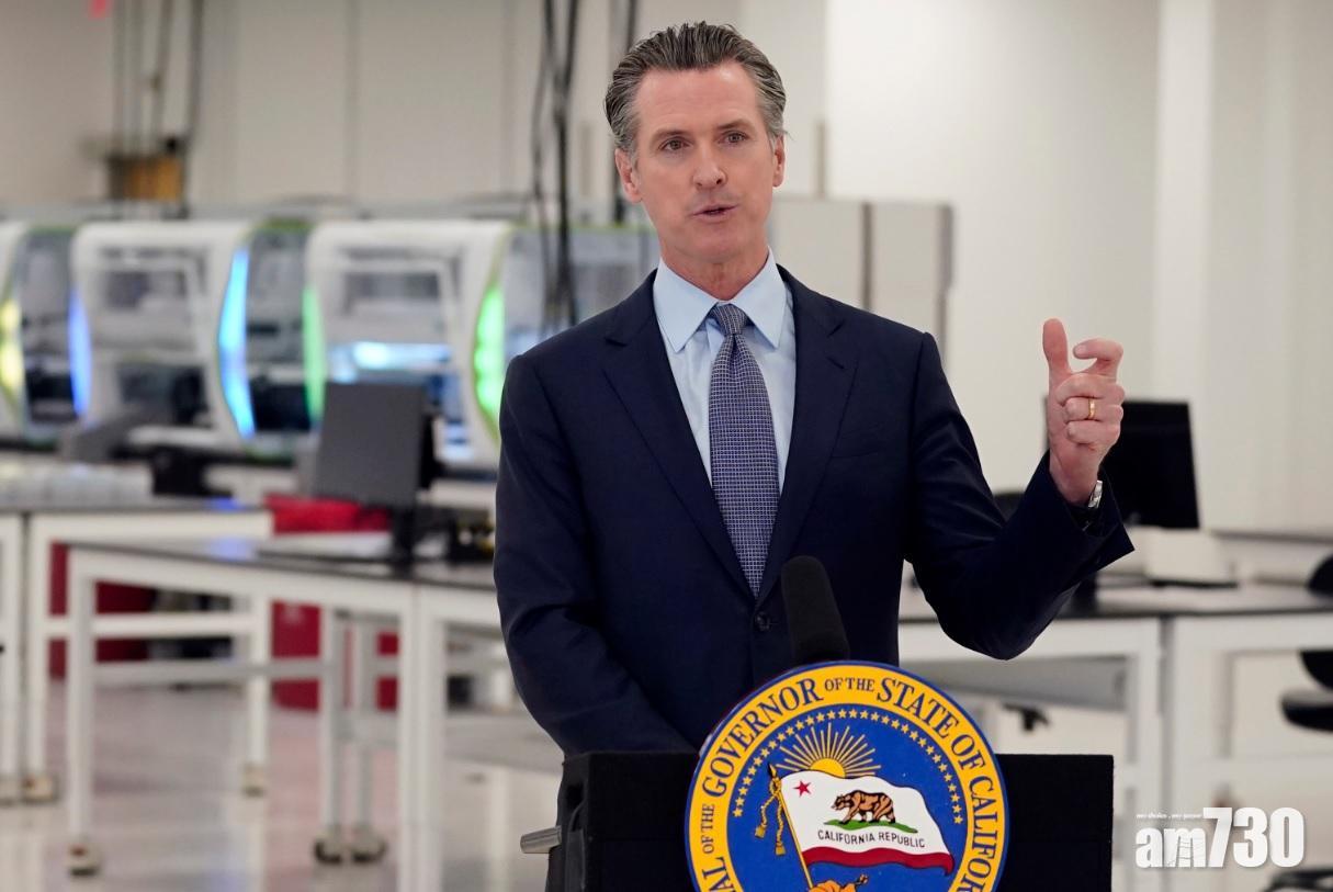 米路吉遜稱,他的稅款全花在Gavin Newsom頭上的噴髮膠。