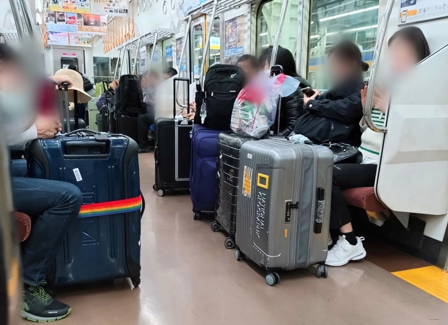 遊客的行李箱佔據了車箱通道。(X)