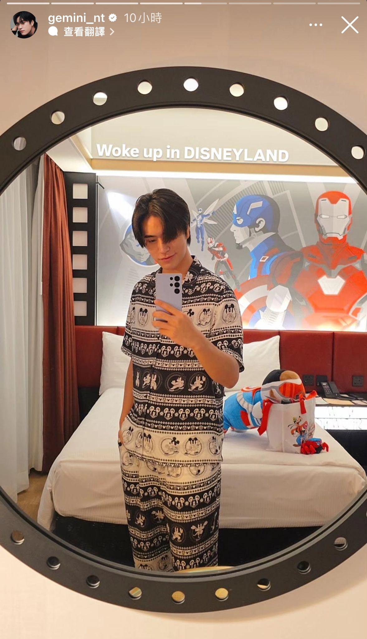 Gemini在樂園酒店的Avengers主題房自拍。