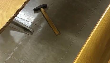 女生用作襲擊同學的鐵鎚。(網上圖片)