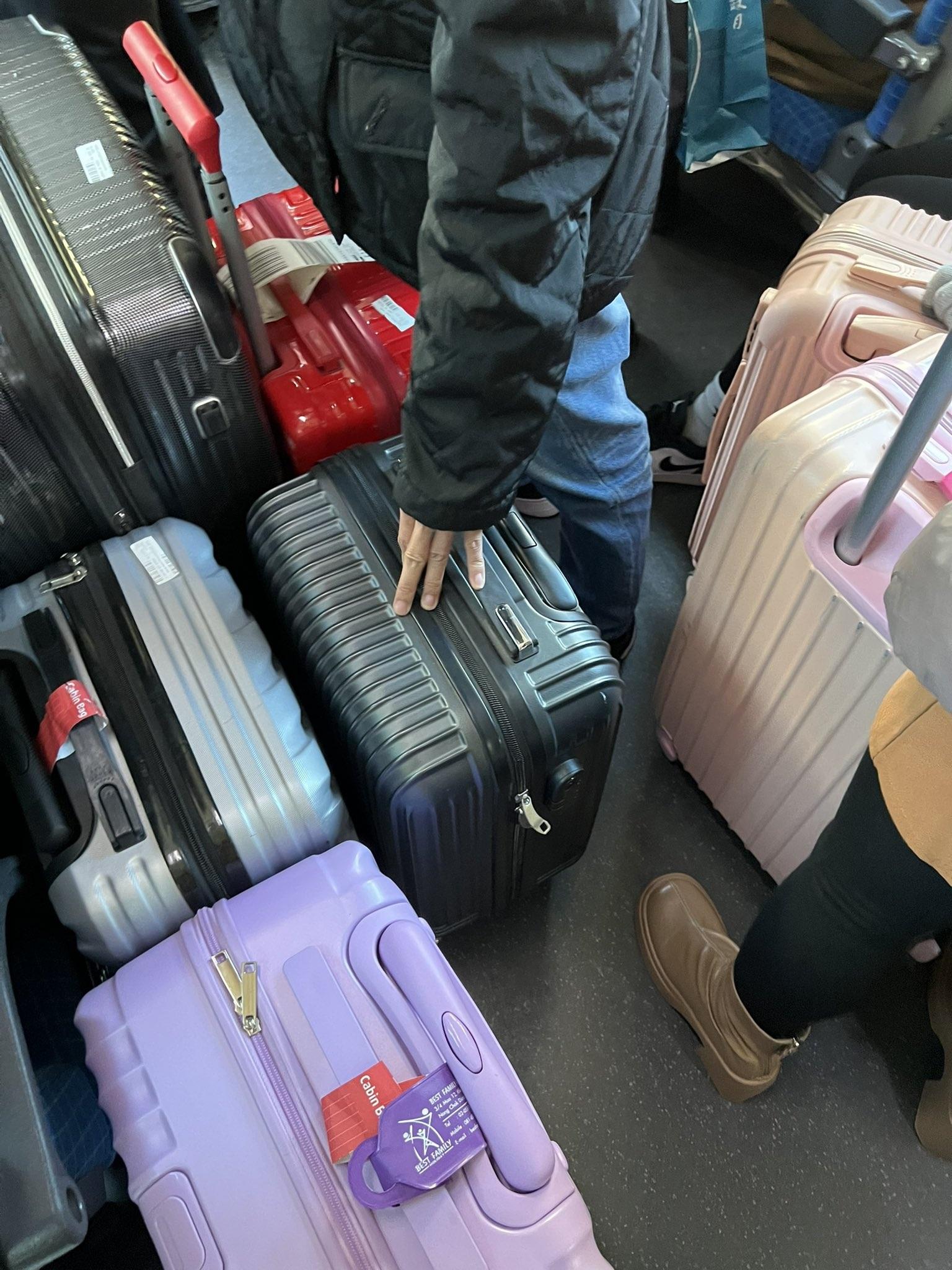 日本網民投訴行李阻礙巴士出入。(X)