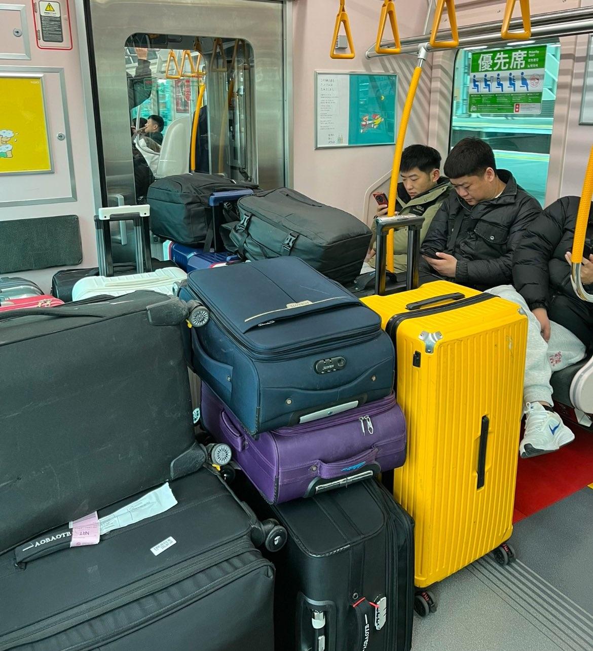 中國遊客霸佔車廂通道引起熱議。(X)