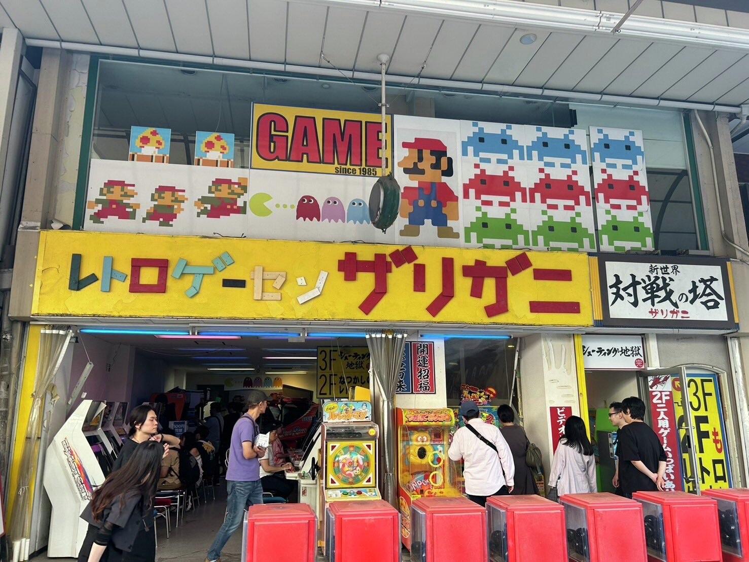 起火的遊戲機中心。(X)