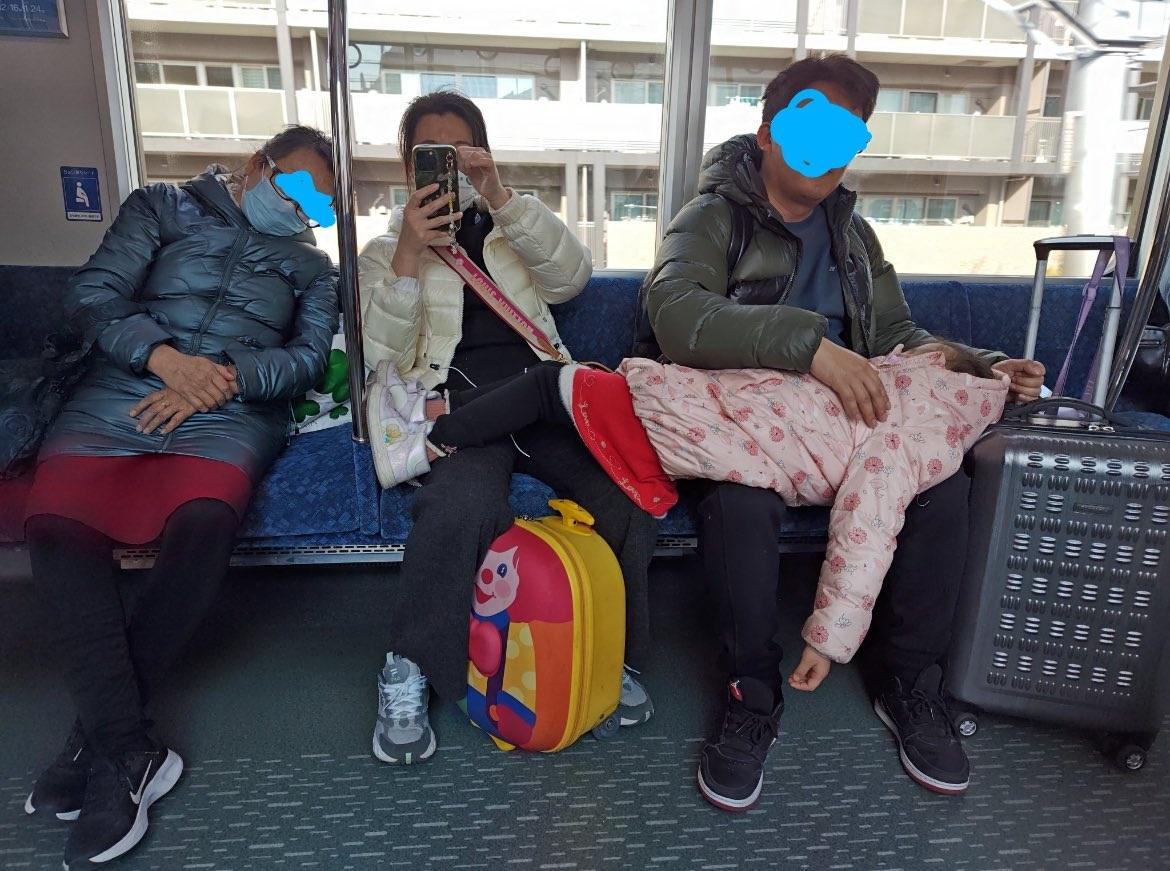 中國遊客幾個人佔據了整行坐位。(X)