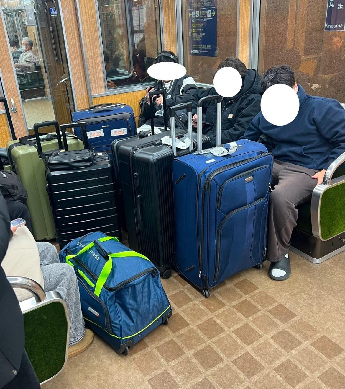 京都亦有遊客把行李佔據了通道。(X)