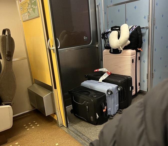 有遊客將行李放在車門引起不滿。(X)