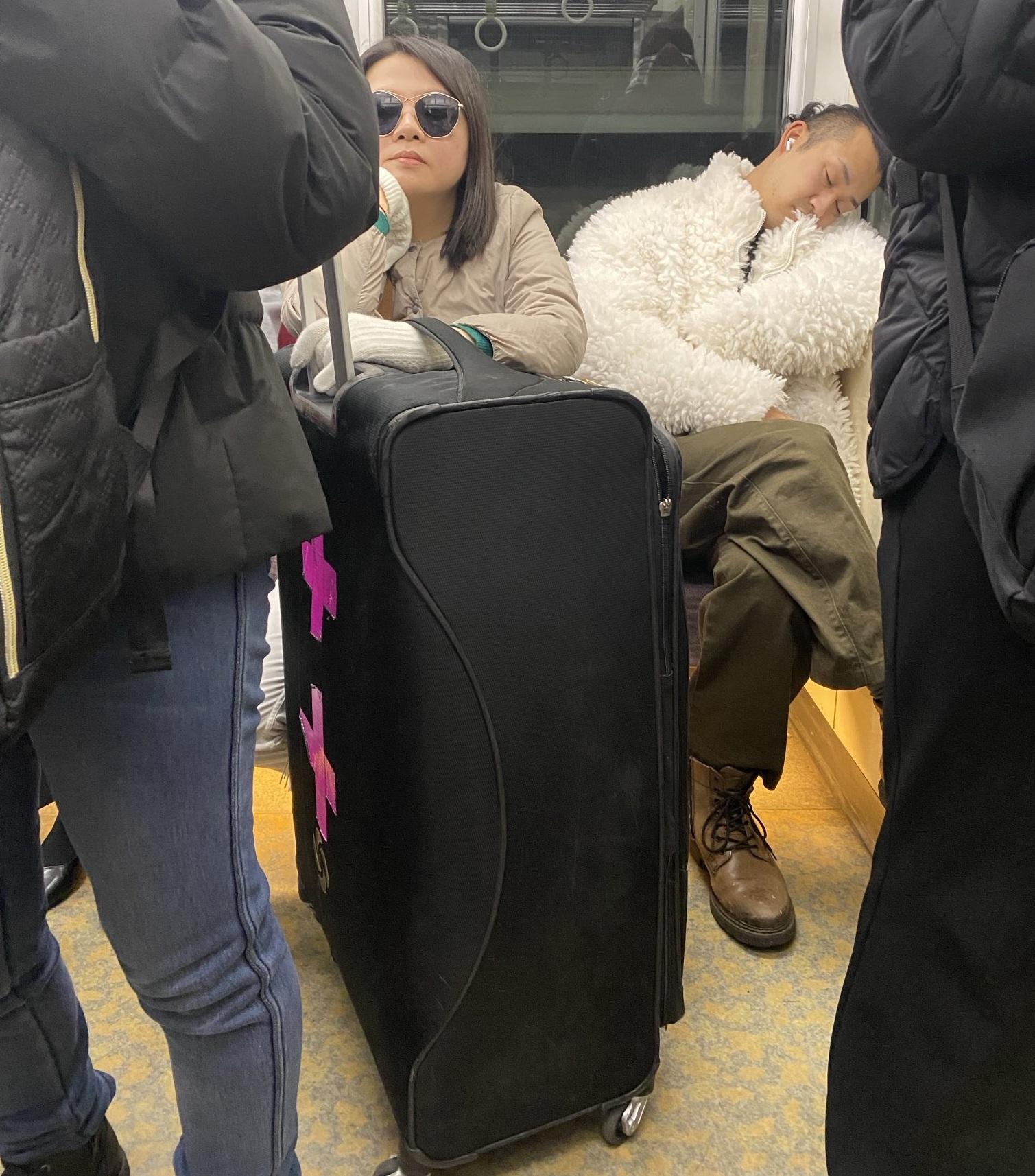 網民批評中國遊客的行李箱過大而且阻礙出入。(X)