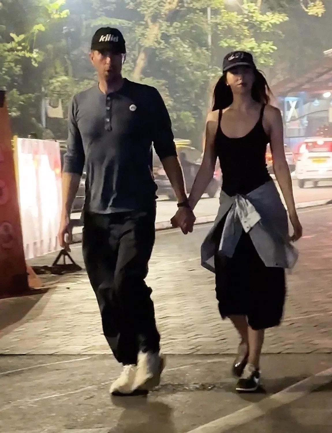 兩人於孟買街頭拍拖。