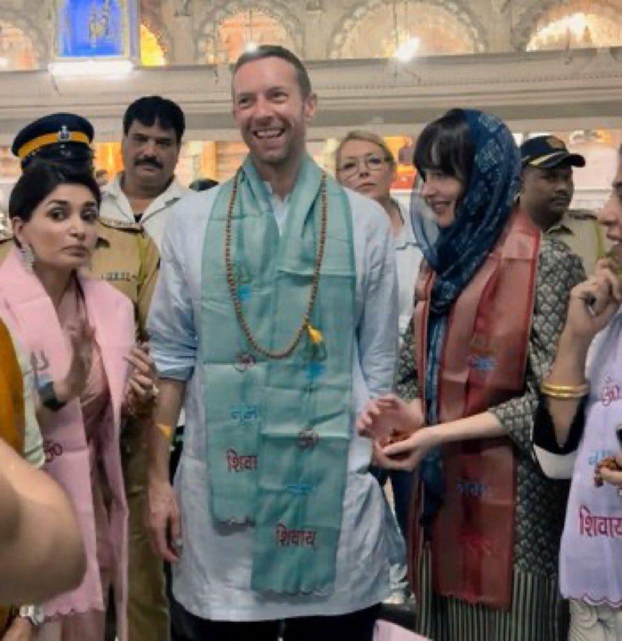 二人入鄉隨俗,參觀印度當地的寺廟。