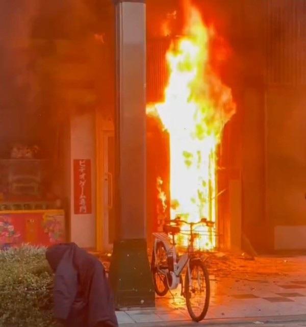 遊戲機中心旁火勢猛烈。(X)