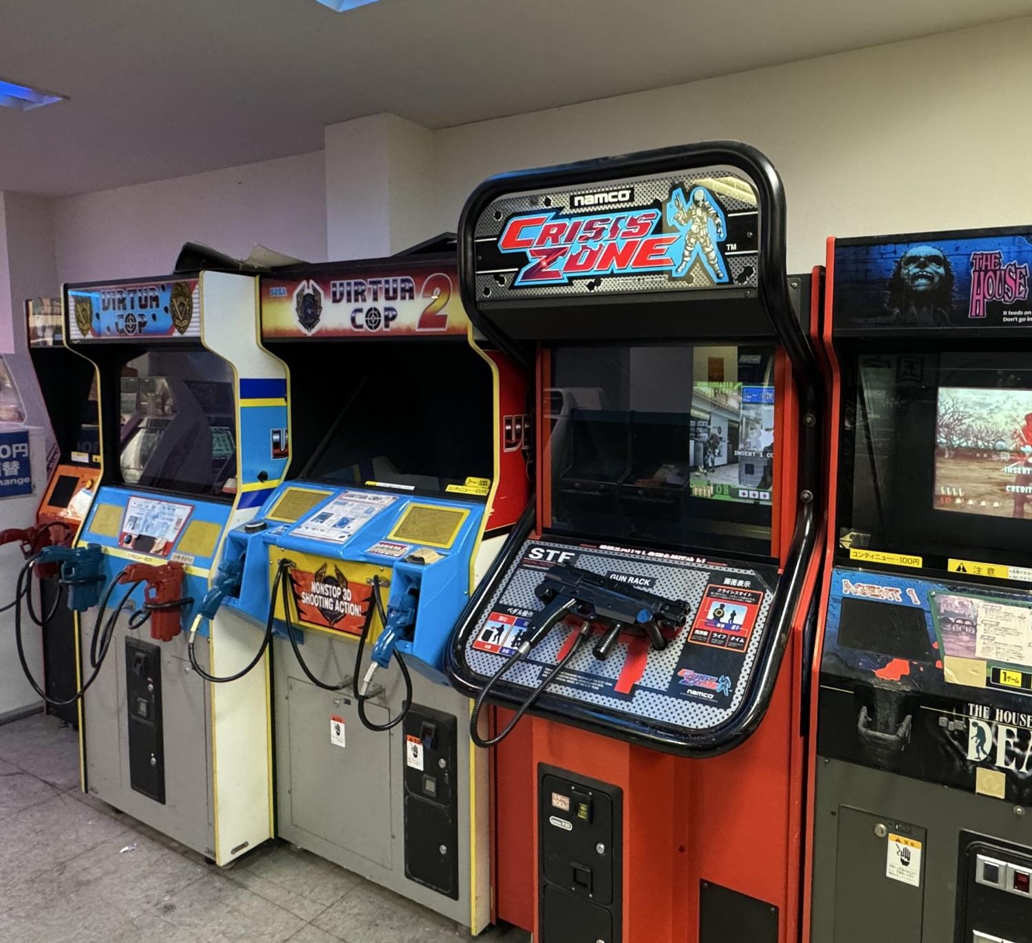 店內擺放大量古董遊戲機。(X)