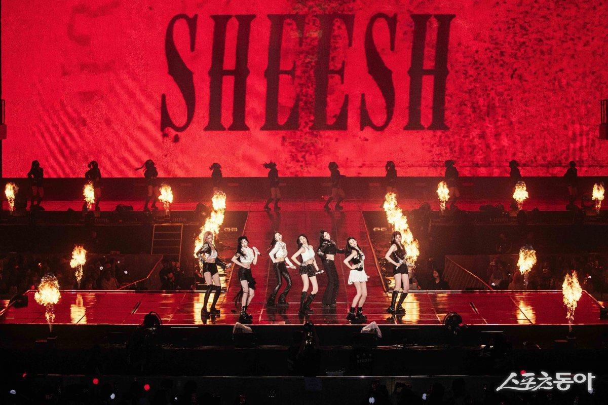 演唱大熱金曲《SHEESH》。
