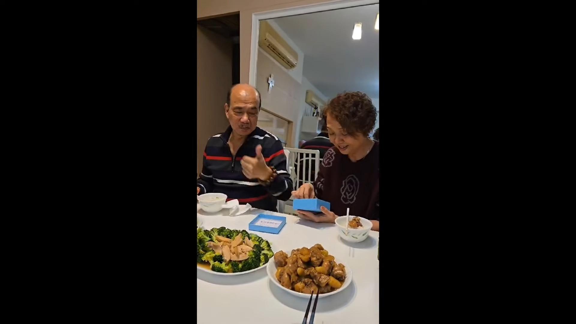 Grace爸爸及媽媽見到BB的照片大為開心。