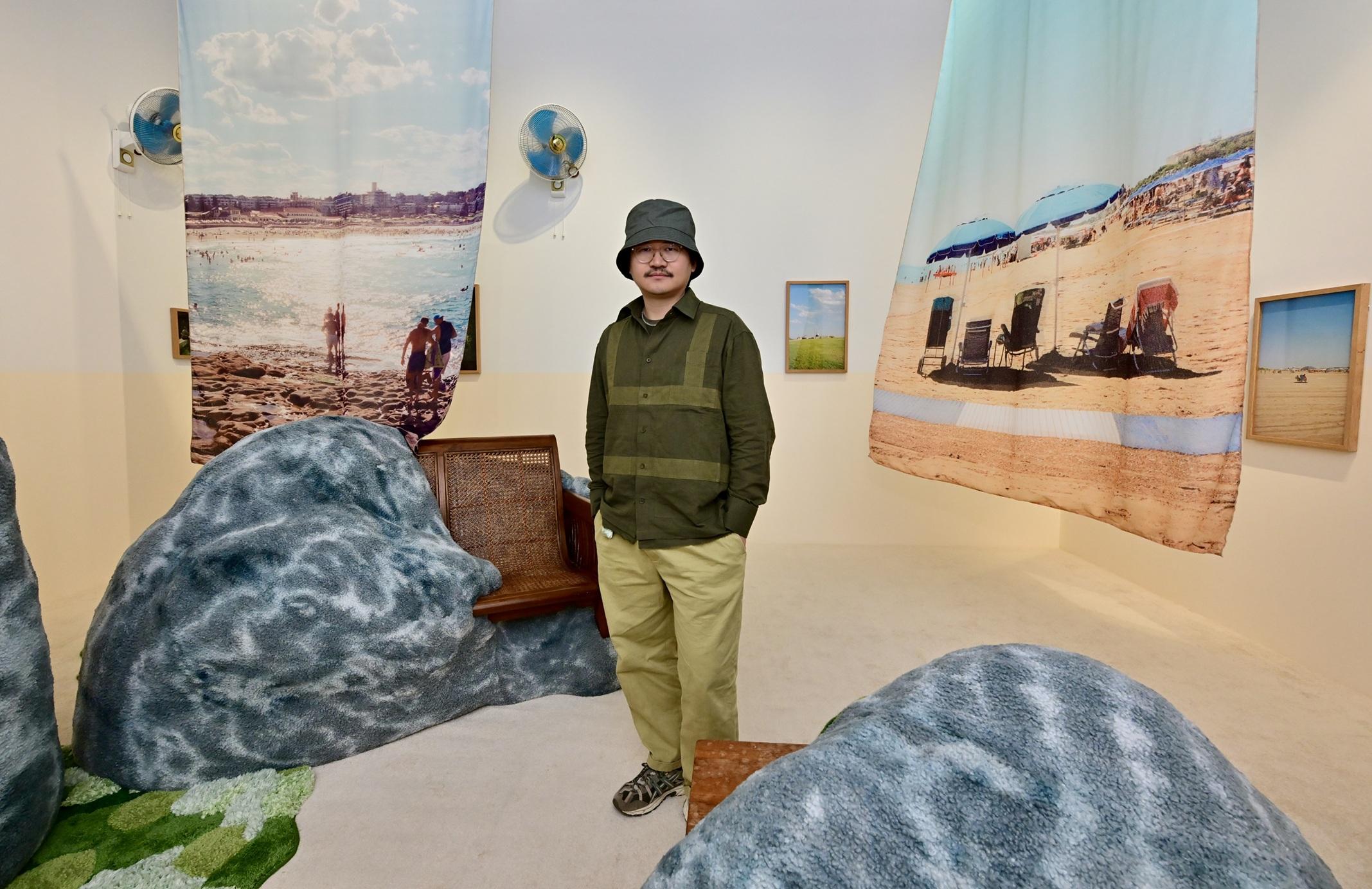 楊沛鏗與他的作品《遊園:泳者與觀者》。