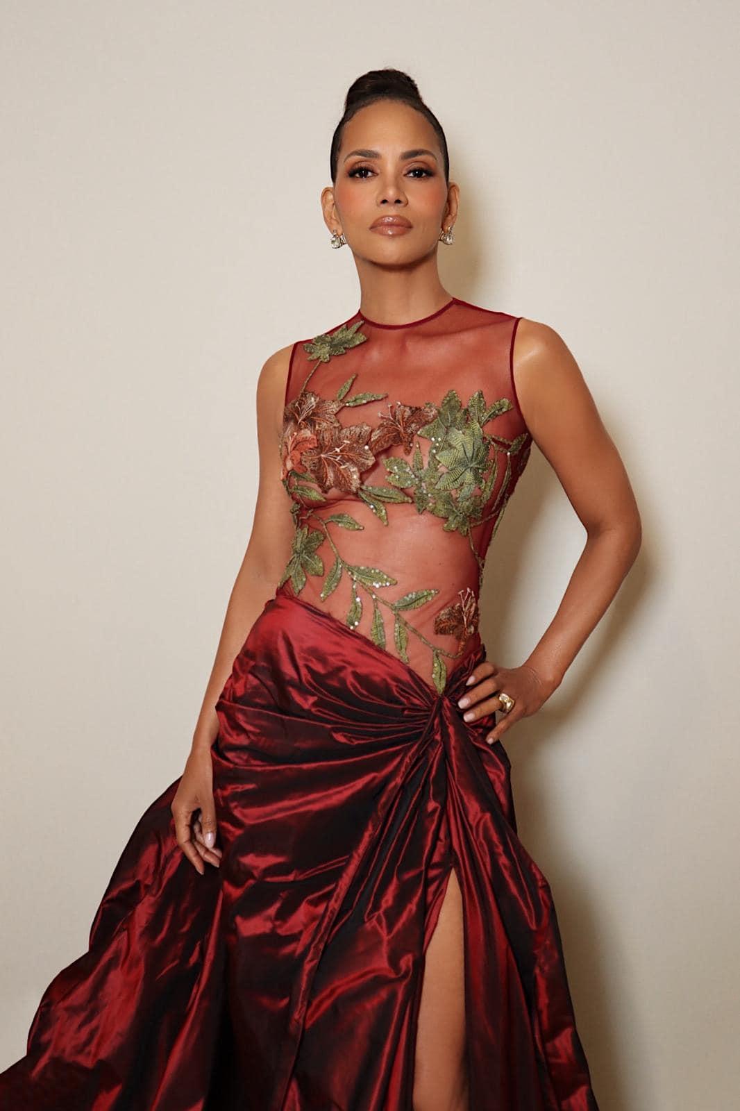 荷爾芭莉為災民送上救援物資。