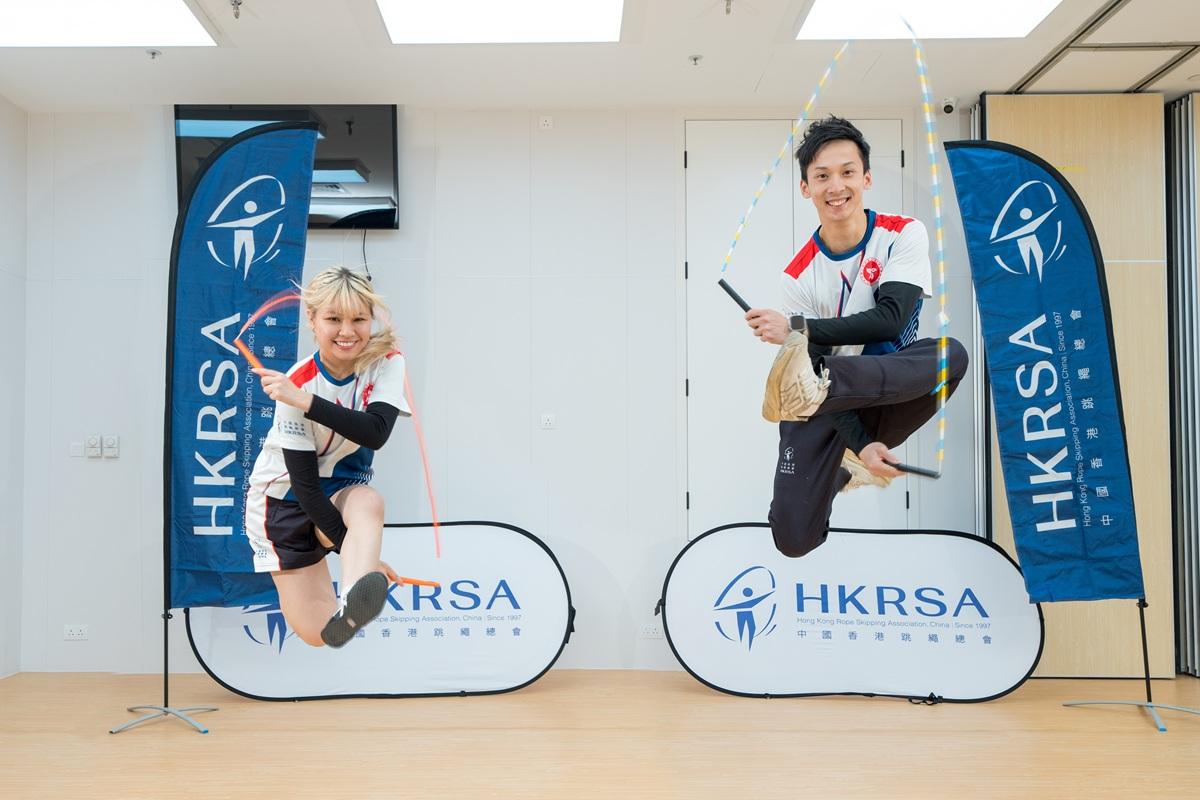 跳繩經驗約 15 年的李俊明(右)於 2014 年加入港隊。在新春匯演中, 他將在擅長的花式跳繩融入 繞繩及翻騰元素。另一港隊代表何卓錡(左)大賽經驗同樣豐富,她將展示觀賞性較高的舞蹈交互 繩(Fusion Double Dutch)- 糅合街舞及跳繩的新派跳繩項目。