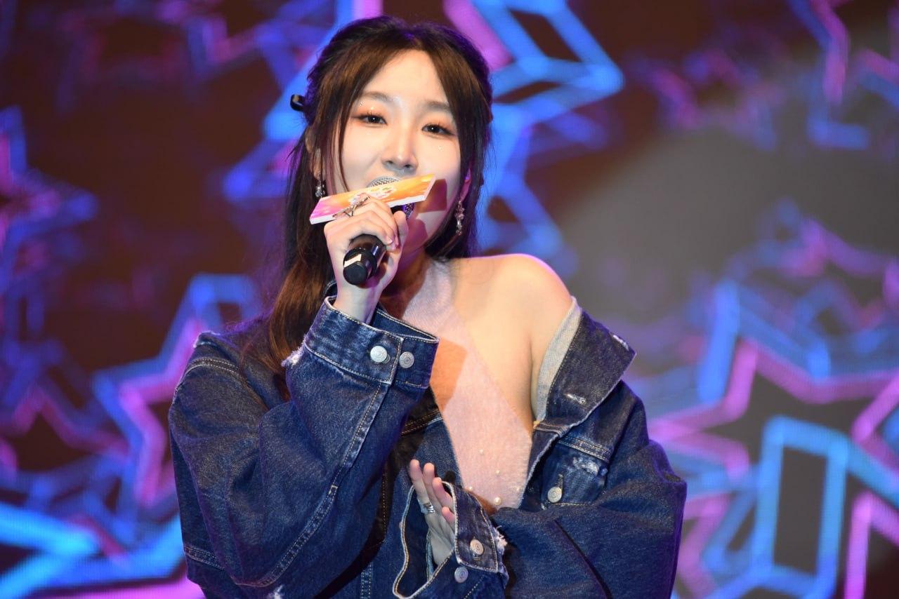 Windy席上唱了3首歌,包括跳唱歌曲《麻煩彈開》。