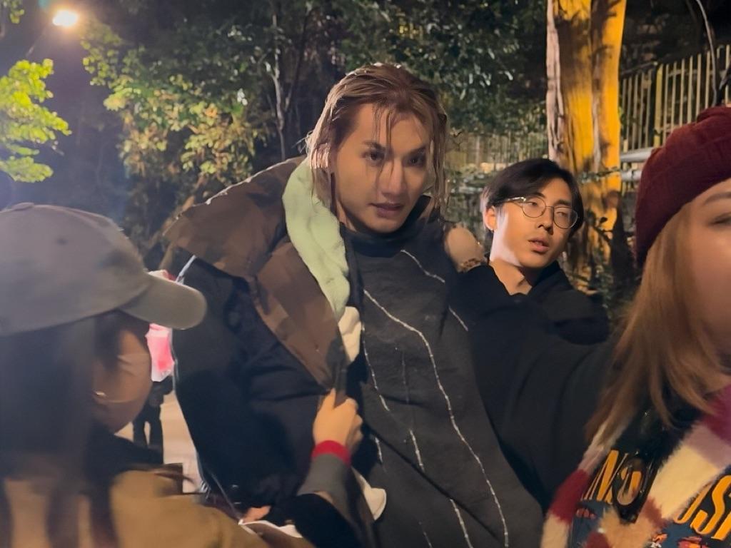李駿傑Jeremy為新歌《活》MV拍淋雨戲,遇上寒流襲港,凍到打冷震。