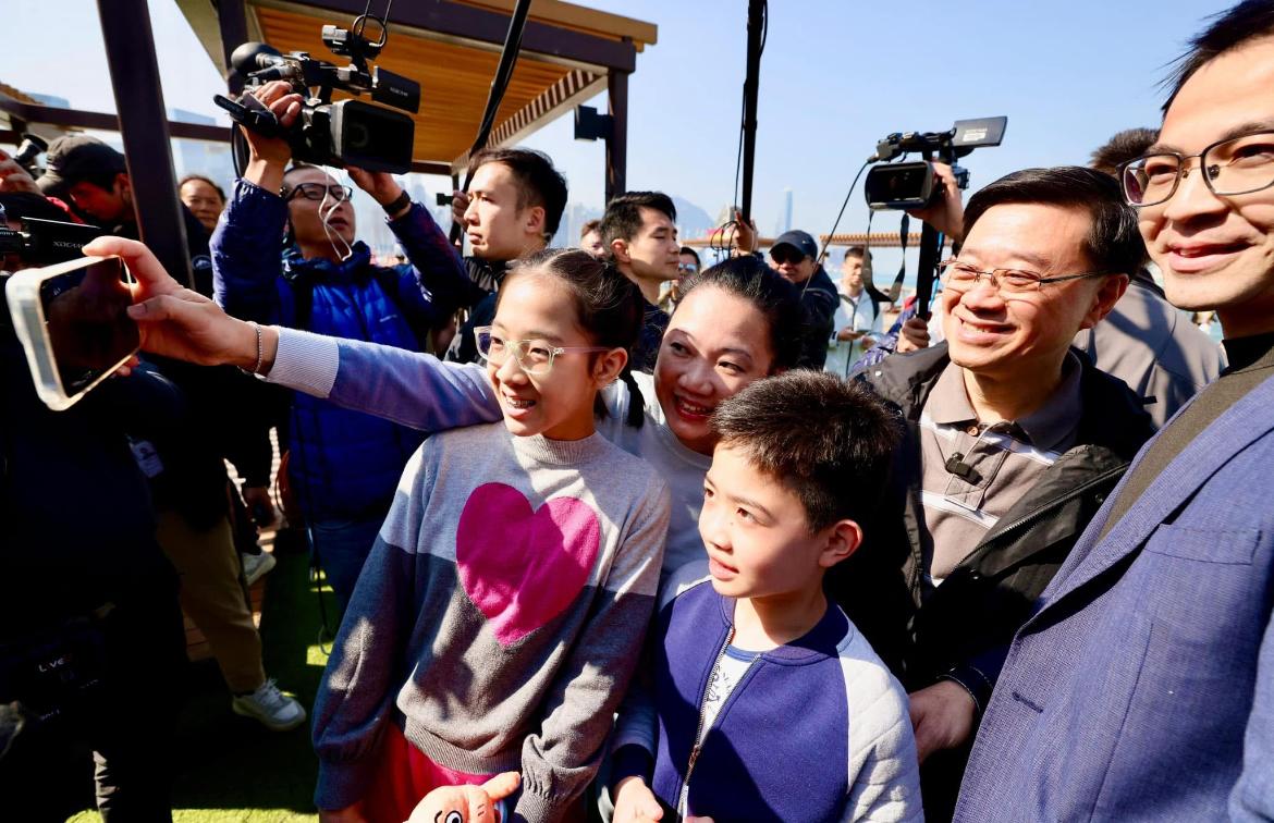 Ray Online|李家超北角視察 試食外傭家鄉小食