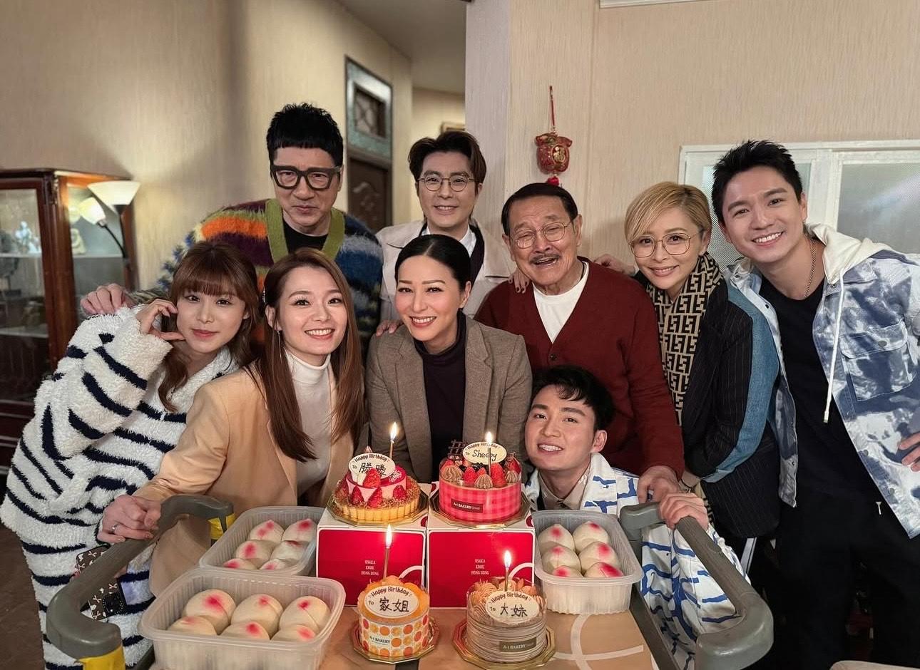 熊家人更為壽星女準備了四個生日蛋糕。