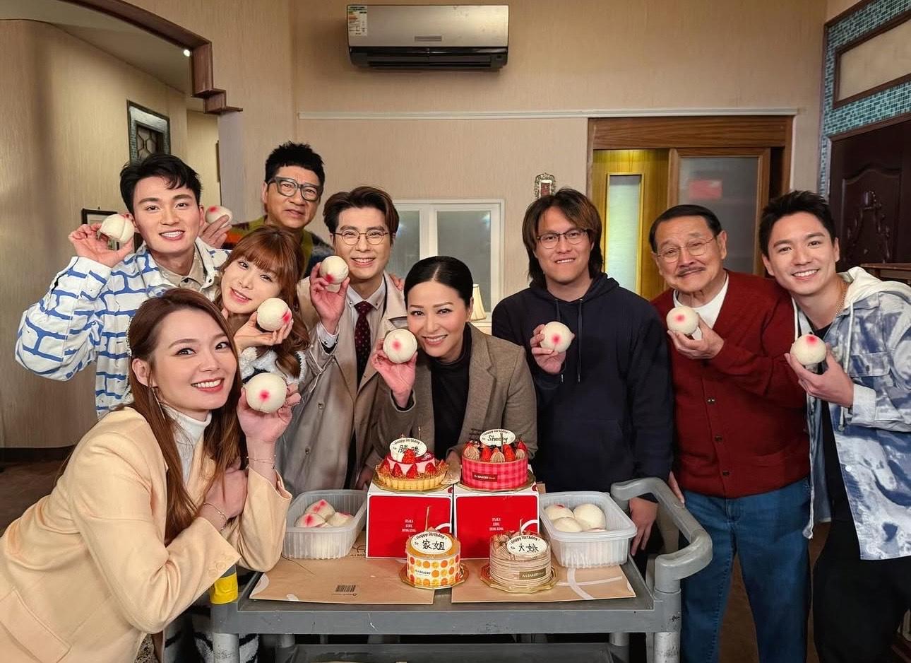 眾人拎住壽桃包開心合照。