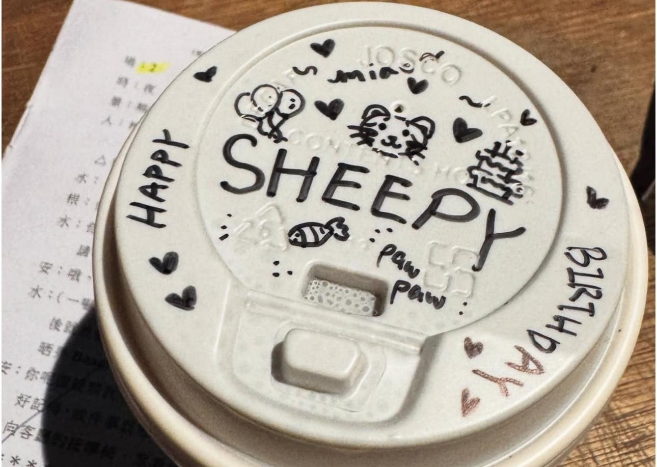 滕麗名更獲一杯寫上生日祝福的熱飲,相當有心思。