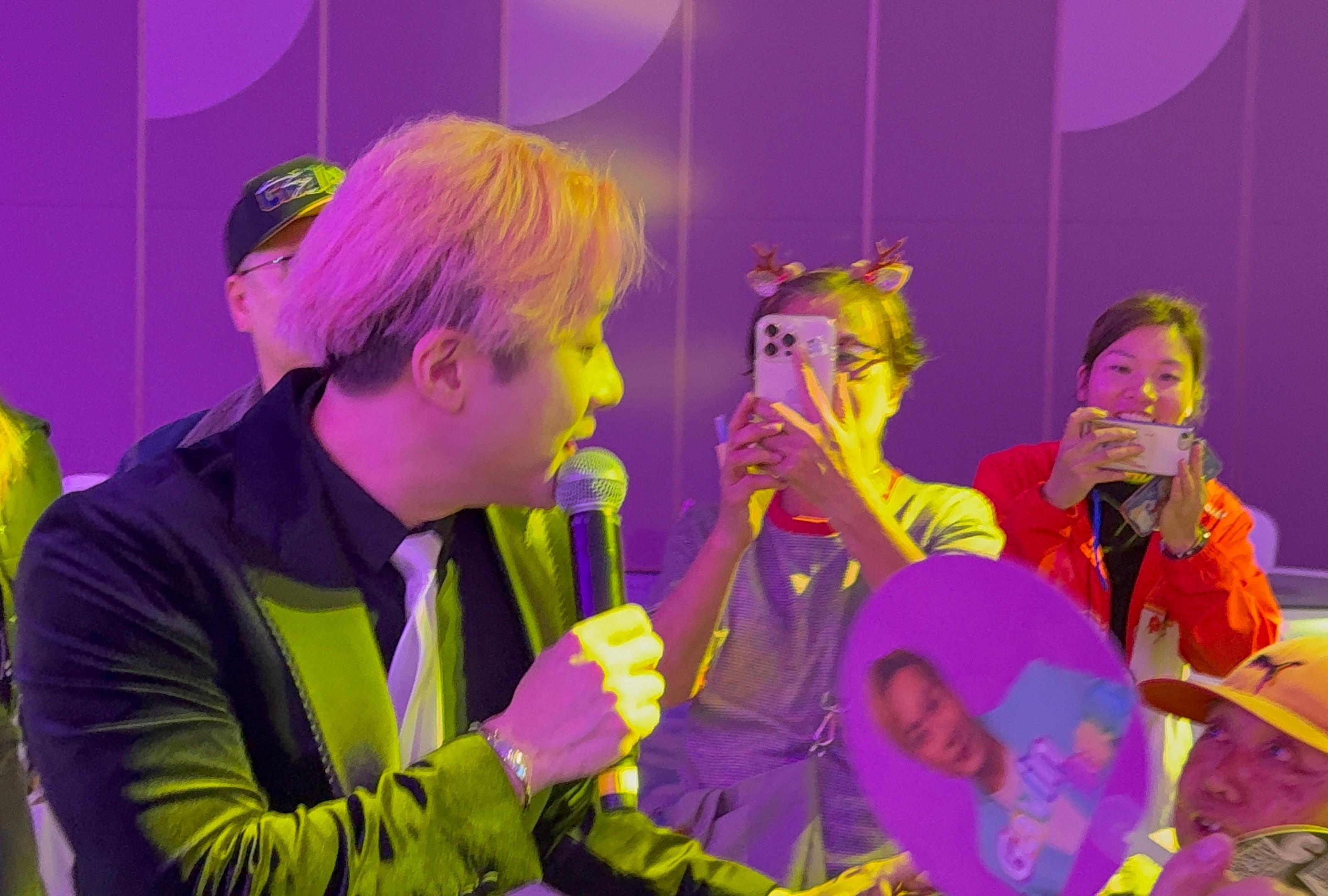 涂家堯走到台下與觀眾握手,近距離互動。