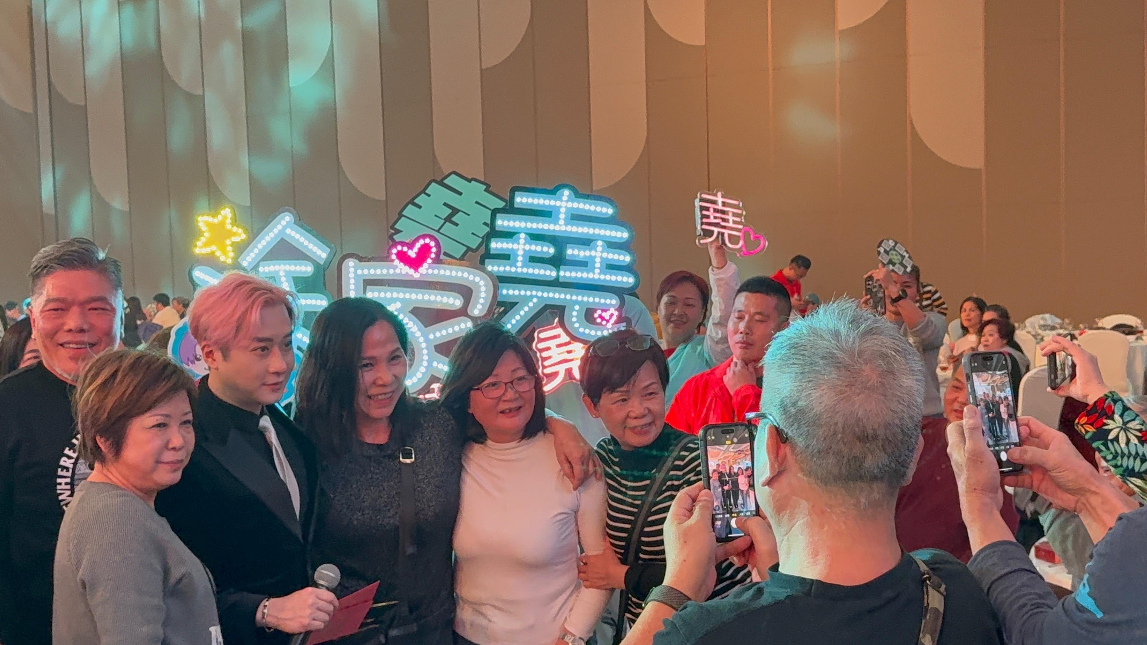 群情洶湧狂收利。