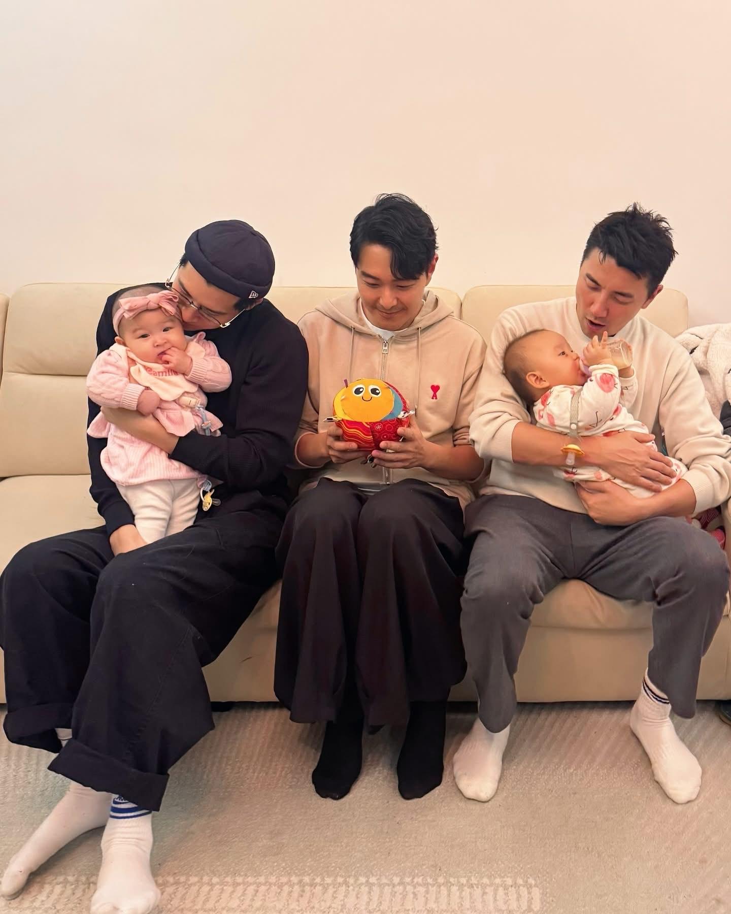 陳家樂和洪永城各自忙於湊女,蕭正楠卻無所事事抱着一隻毛公仔,場面十分搞笑。