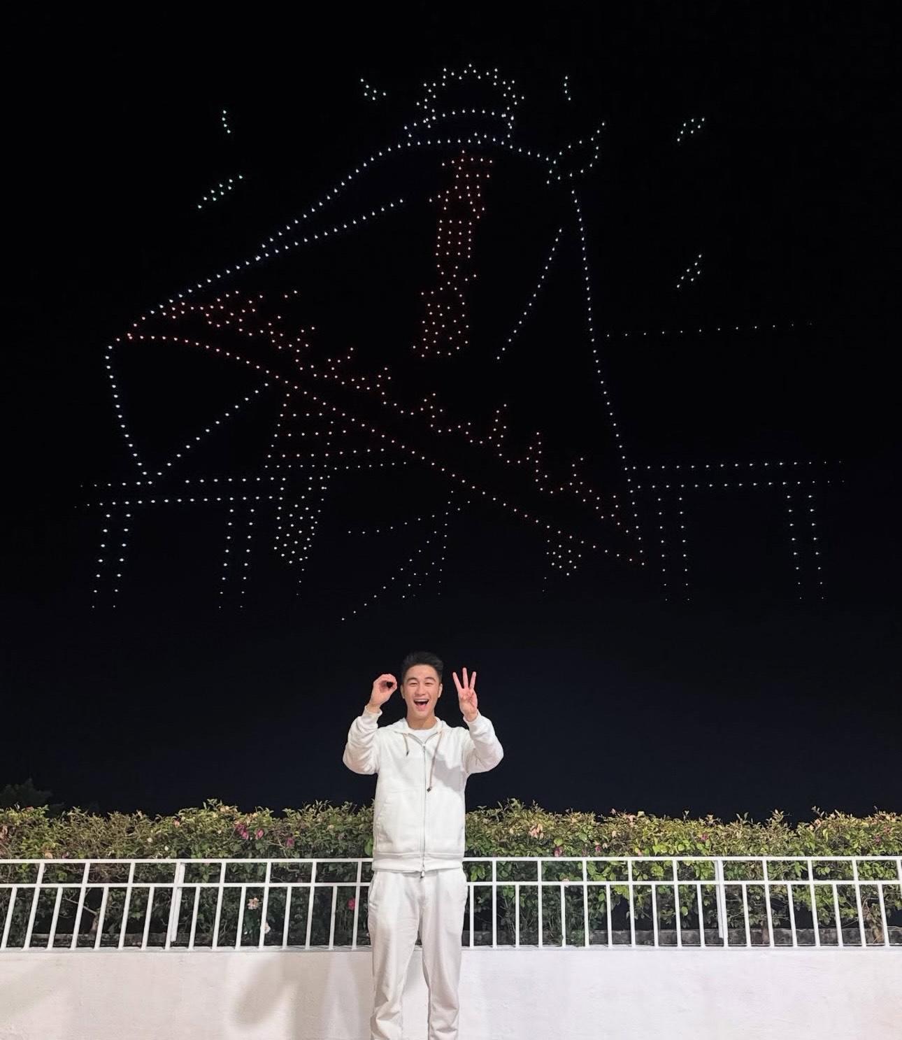 何猷君興奮舉起「30」的手勢。