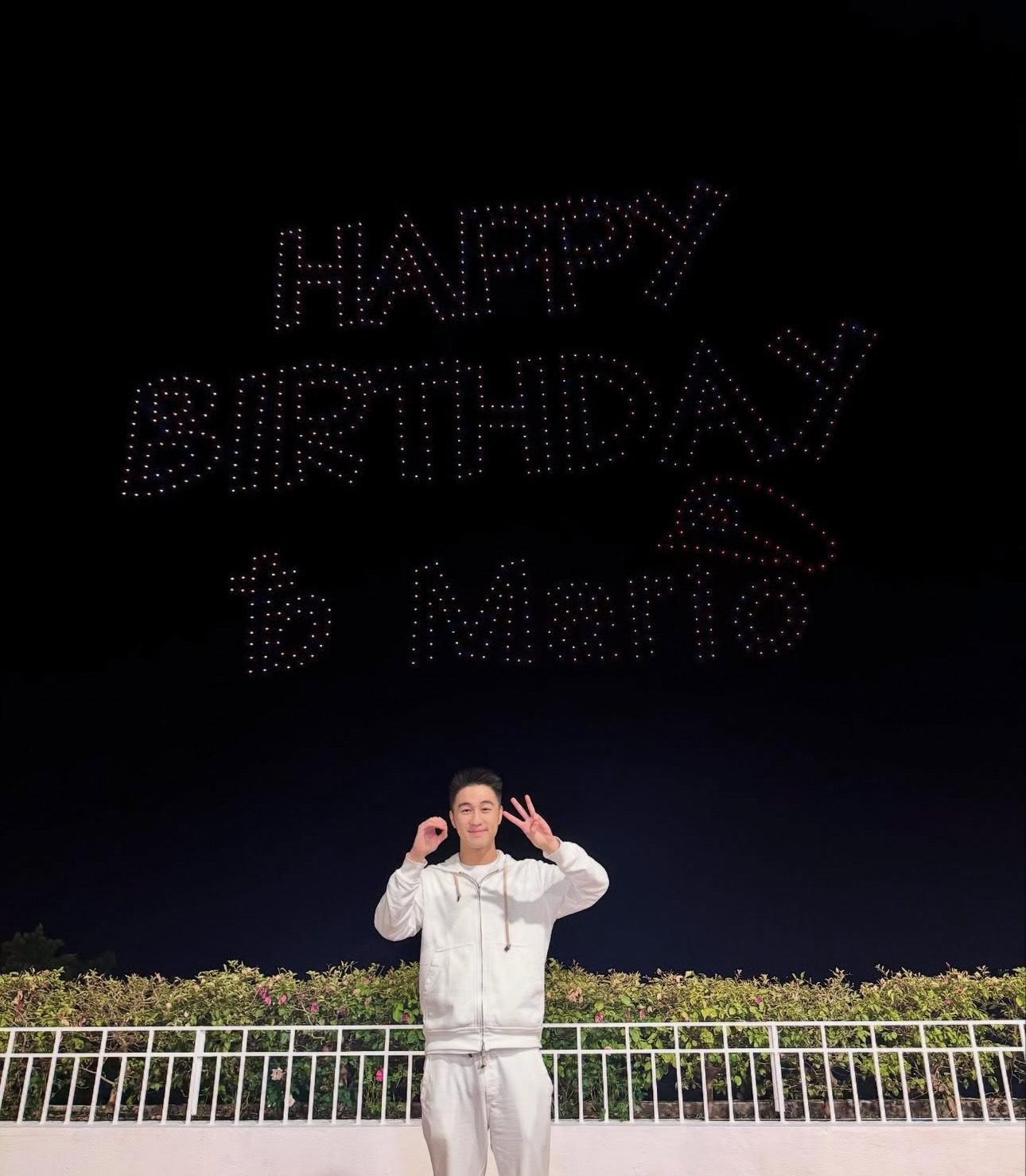 何猷君興奮舉起「30」的手勢。