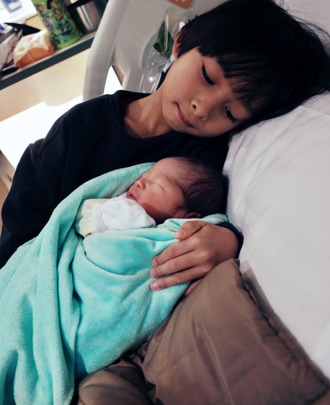 哥哥與弟弟的合照,畫面充滿着愛。