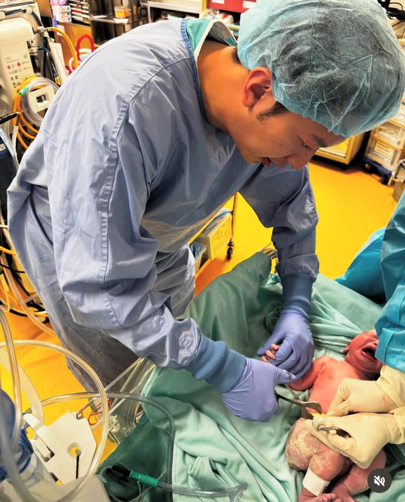 高鈞賢全程陪住太太,更親手剪臍帶。