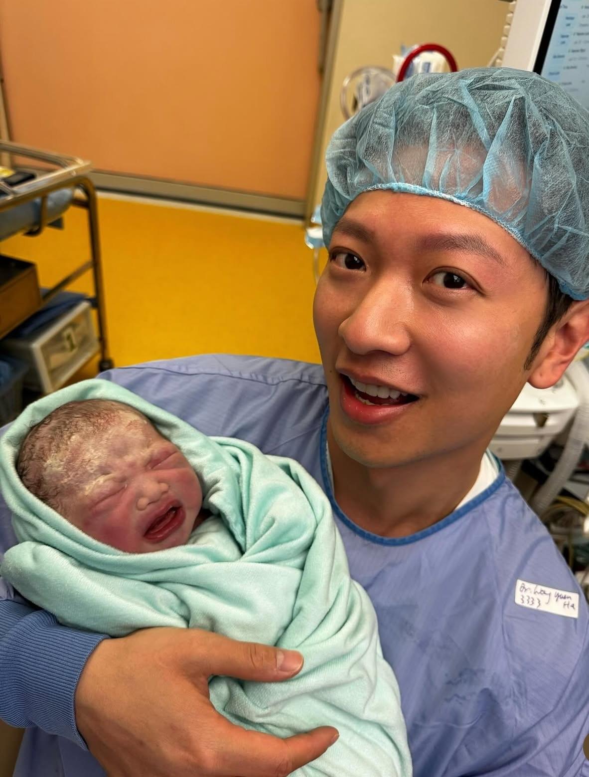 高鈞賢全程陪住太太,更親手剪臍帶。
