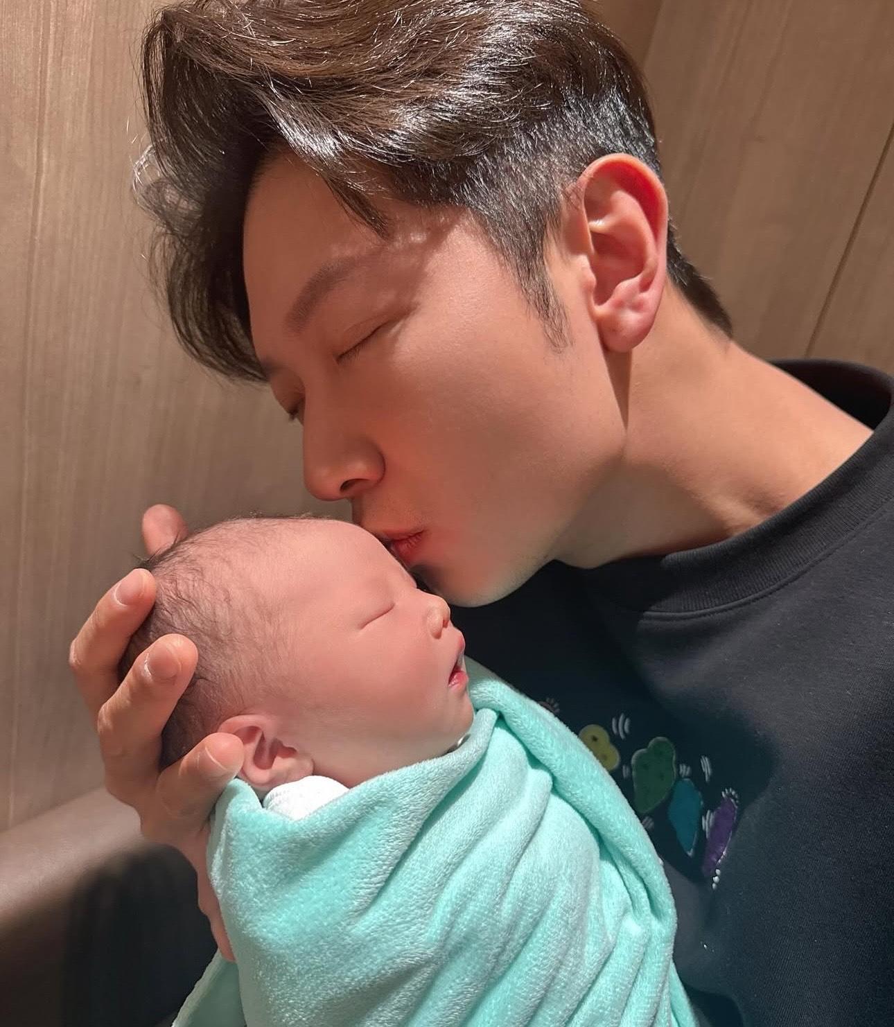 高鈞賢看著女兒一副冧樣,更忍不住親吻女兒。