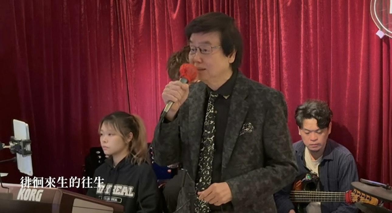 黃百鳴解釋其頻道的主題是樂觀及開心,所以唱法與原唱不同。