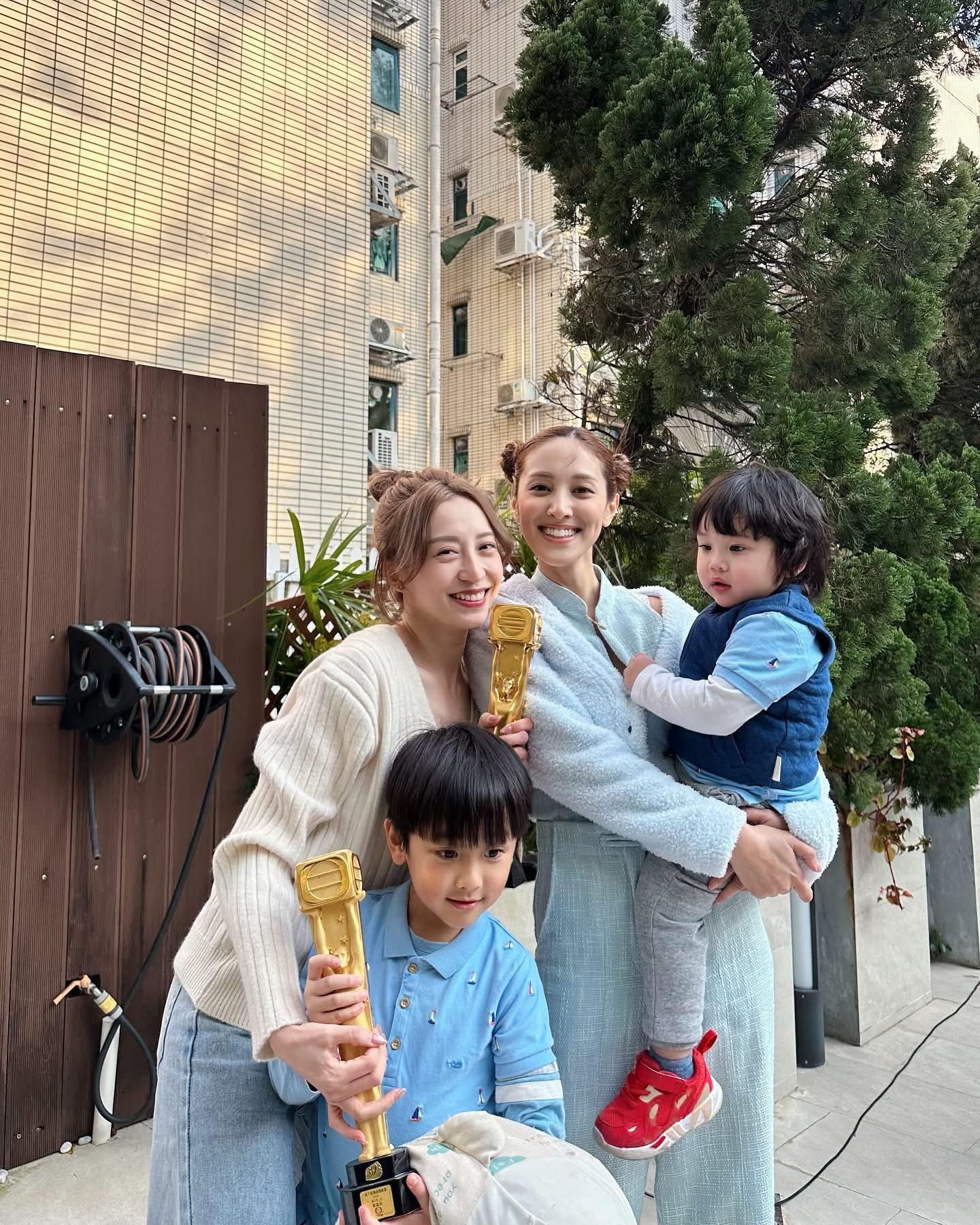 龔嘉欣日前在Grace 兒子的生日會,貪玩拿了鄭嘉穎的獎座打卡 。