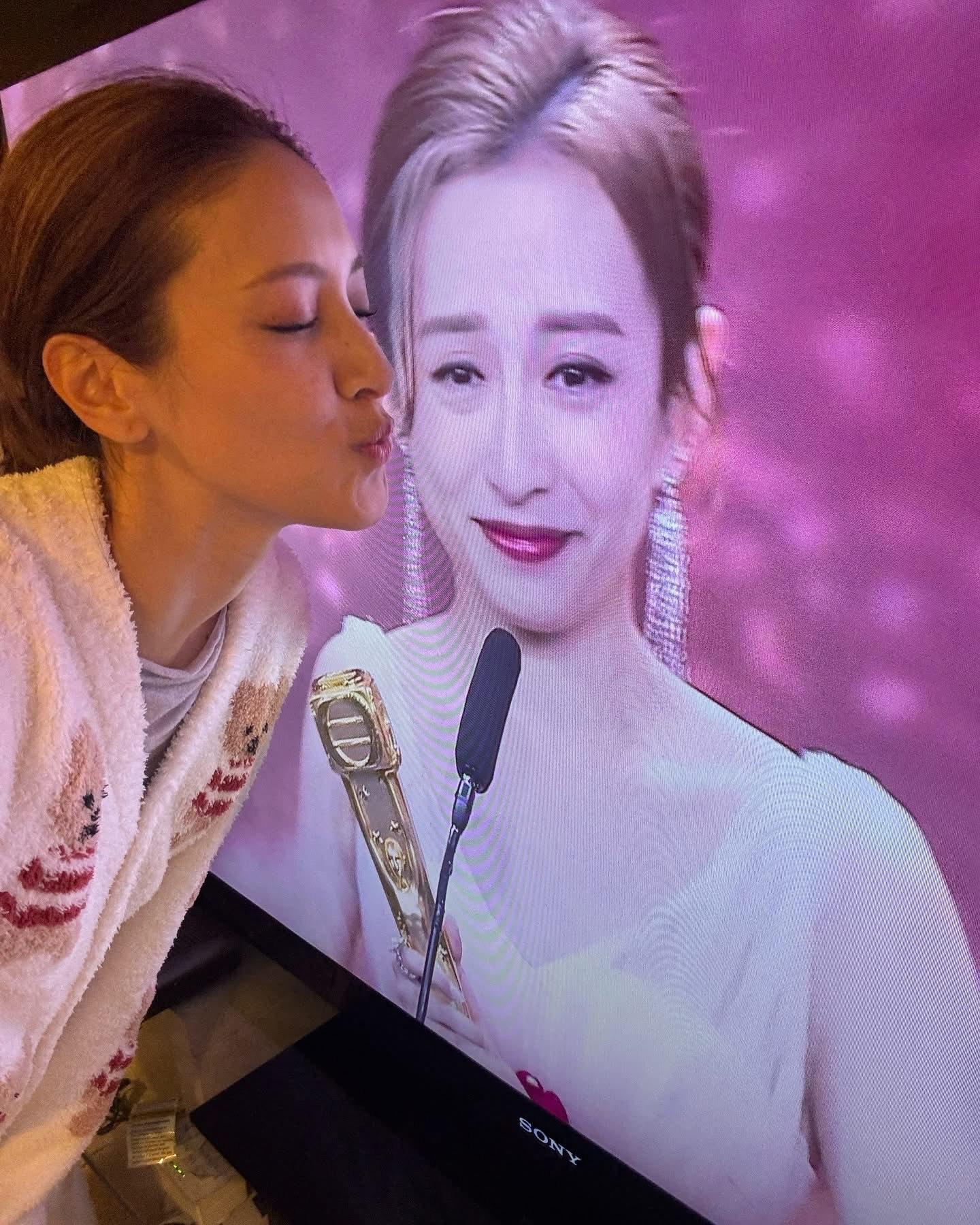 在家隔住螢幕為龔嘉欣打氣的Grace ,得知對方得獎,亦眼泛淚光。