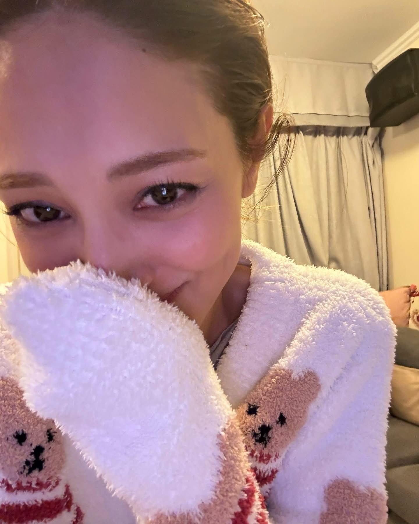 在家隔住螢幕為龔嘉欣打氣的Grace ,得知對方得獎,亦眼泛淚光。