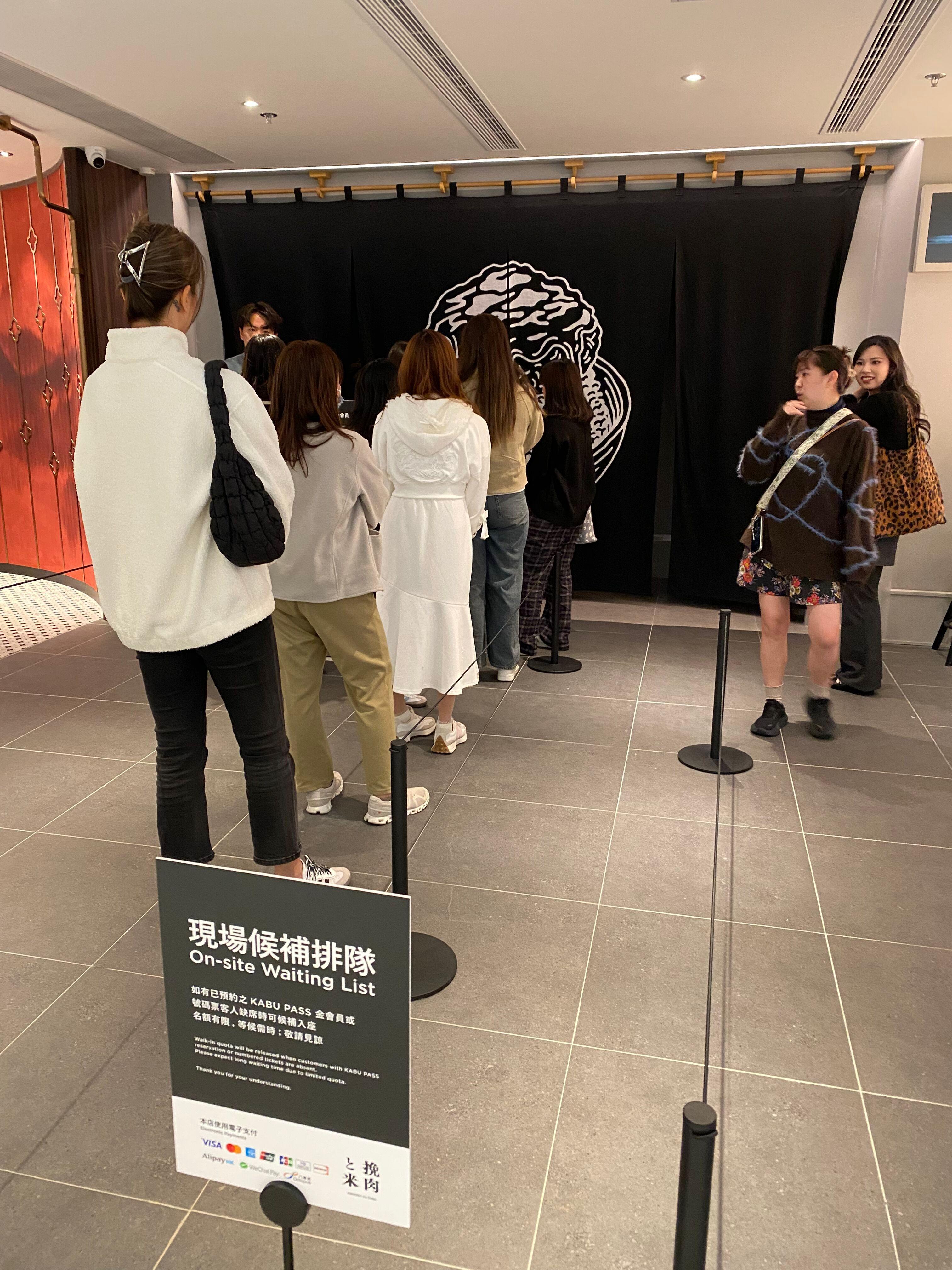 記者下午1時30分到達,門口人龍已有12人。