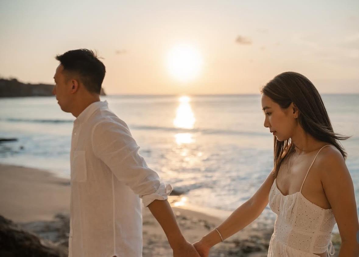 Kary貼出與老公牽手在海邊走走的浪漫照片。