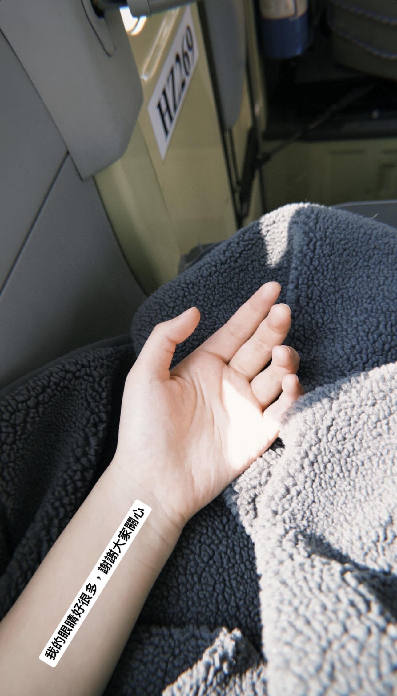 炎明熹貼地搭小巴。