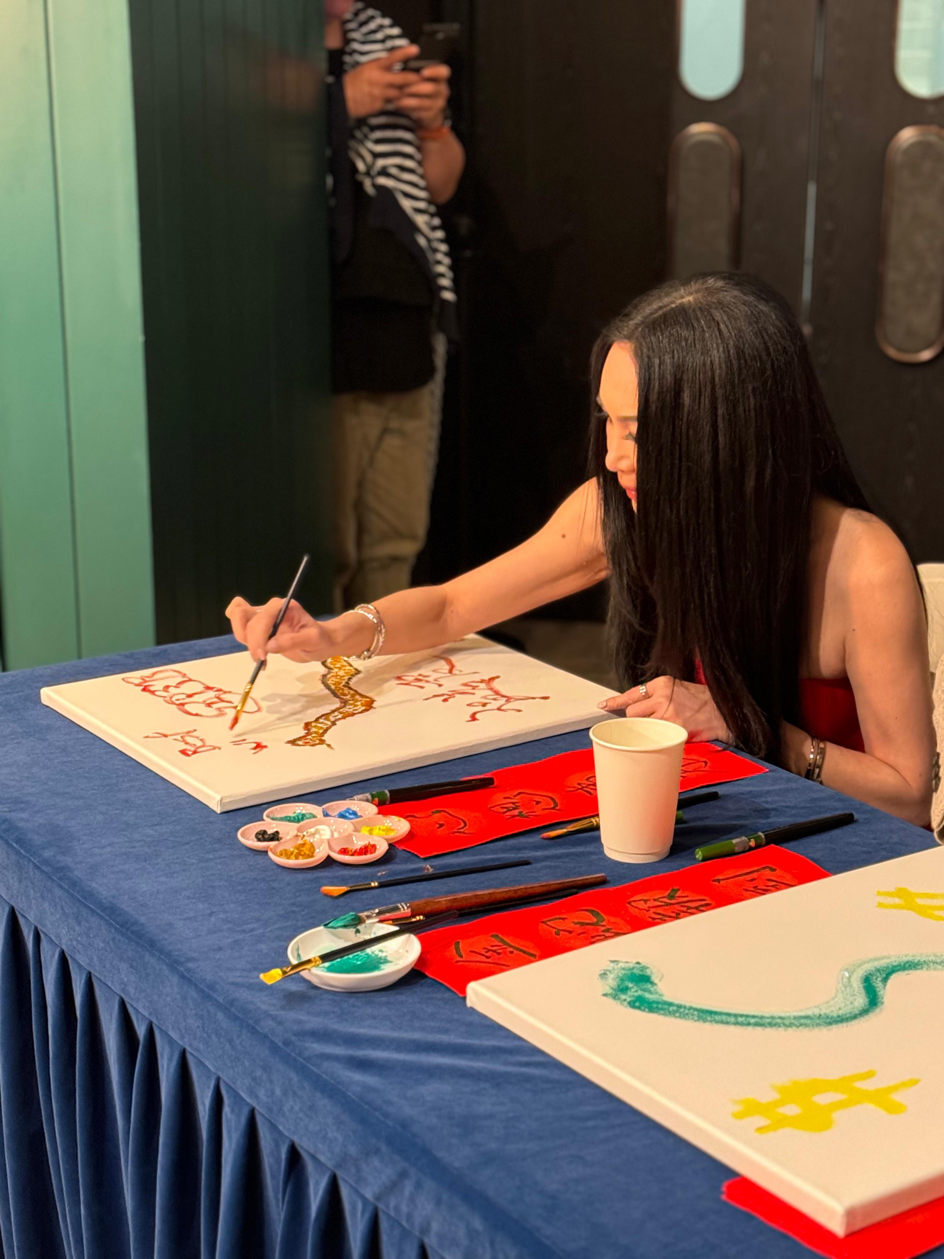 Irene筆下金蛇被指似條冬蟲草。