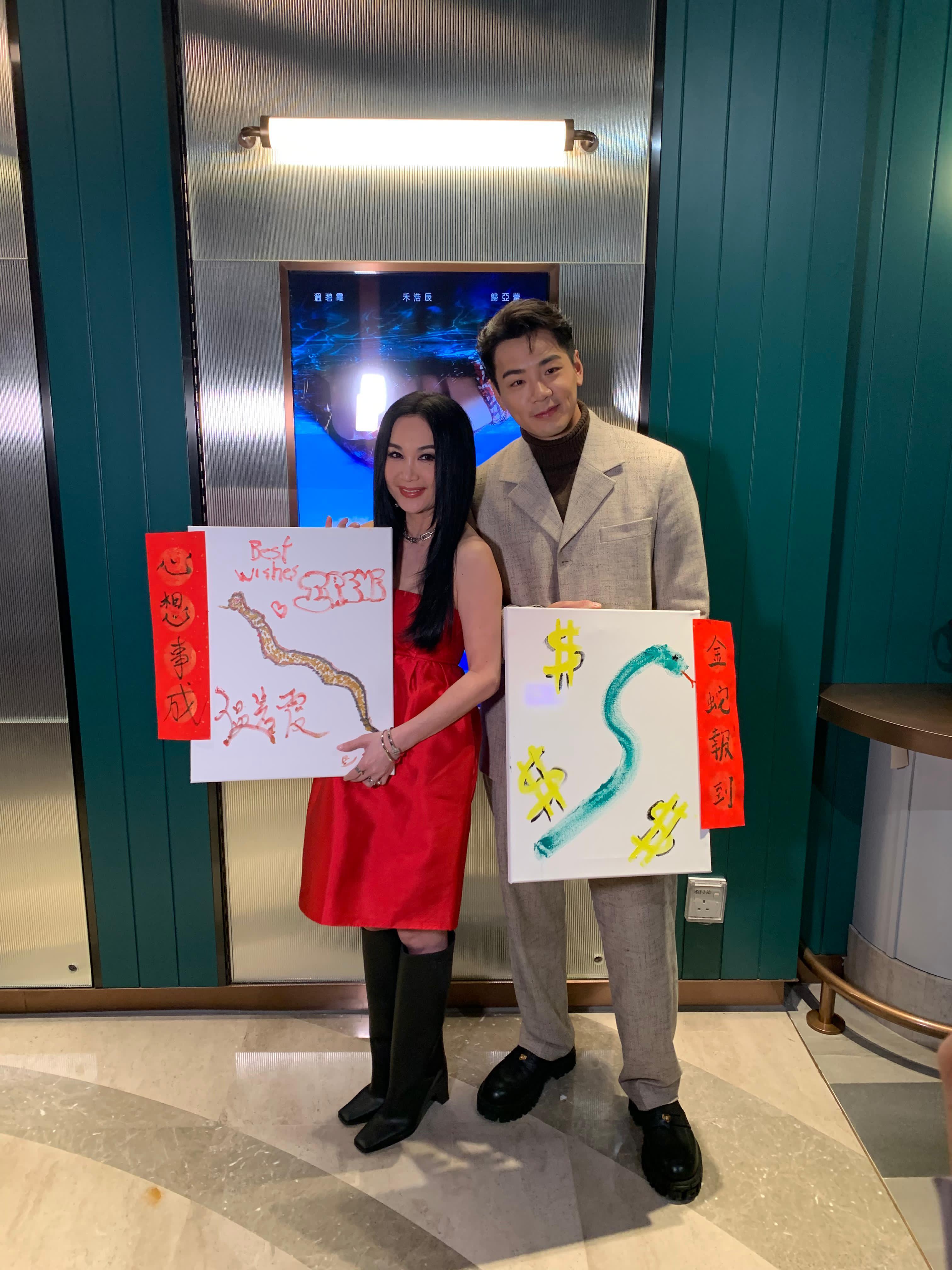 溫碧霞與禾浩辰繪畫賀年畫,並寫揮春提早向觀眾拜年。