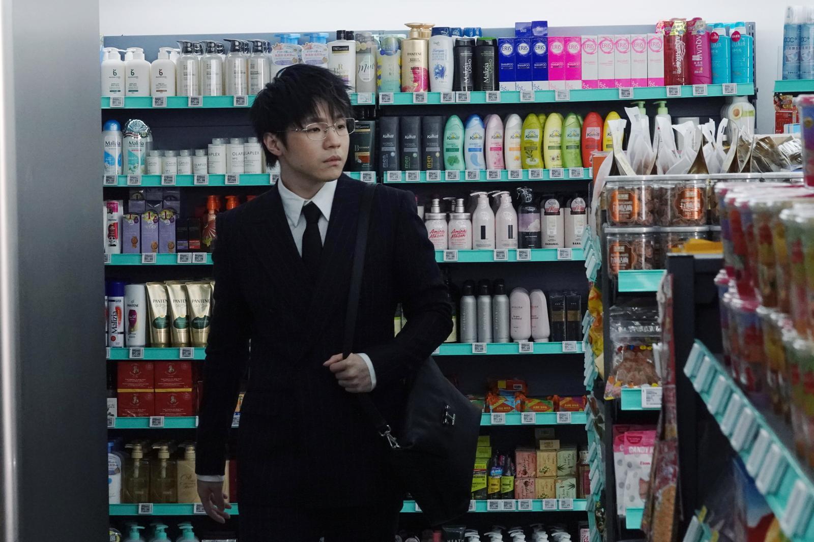 陳卓賢Ian在新歌《NPC的一場意外》MV中,體驗「社畜」生活。