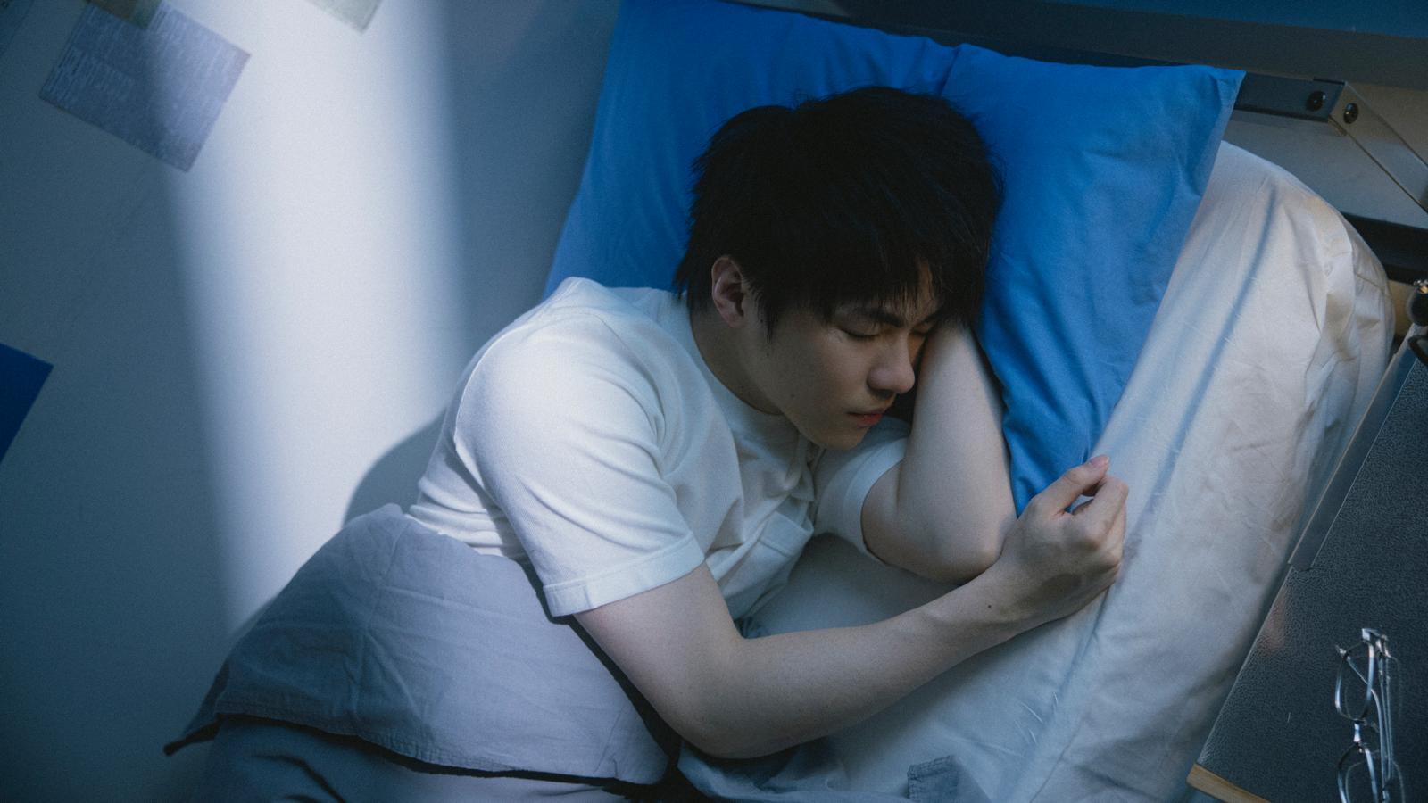 陳卓賢新歌MV配合特效及動畫,穿梭於現實與幻想之間。