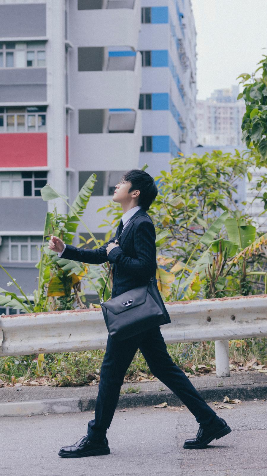 陳卓賢Ian在新歌《NPC的一場意外》MV中,體驗「社畜」生活。