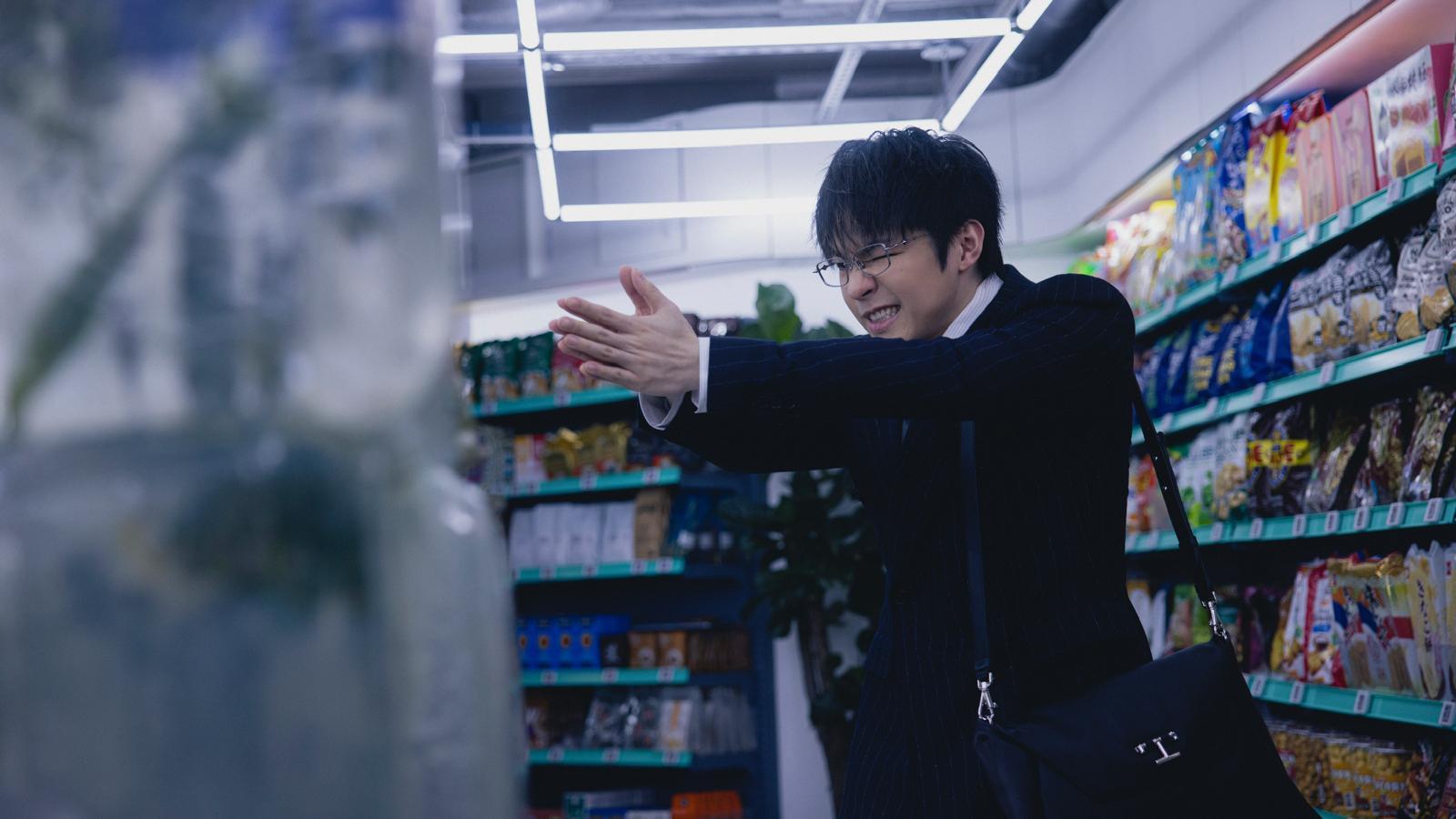 陳卓賢Ian在新歌《NPC的一場意外》MV化身熱愛打機的l「社畜」。