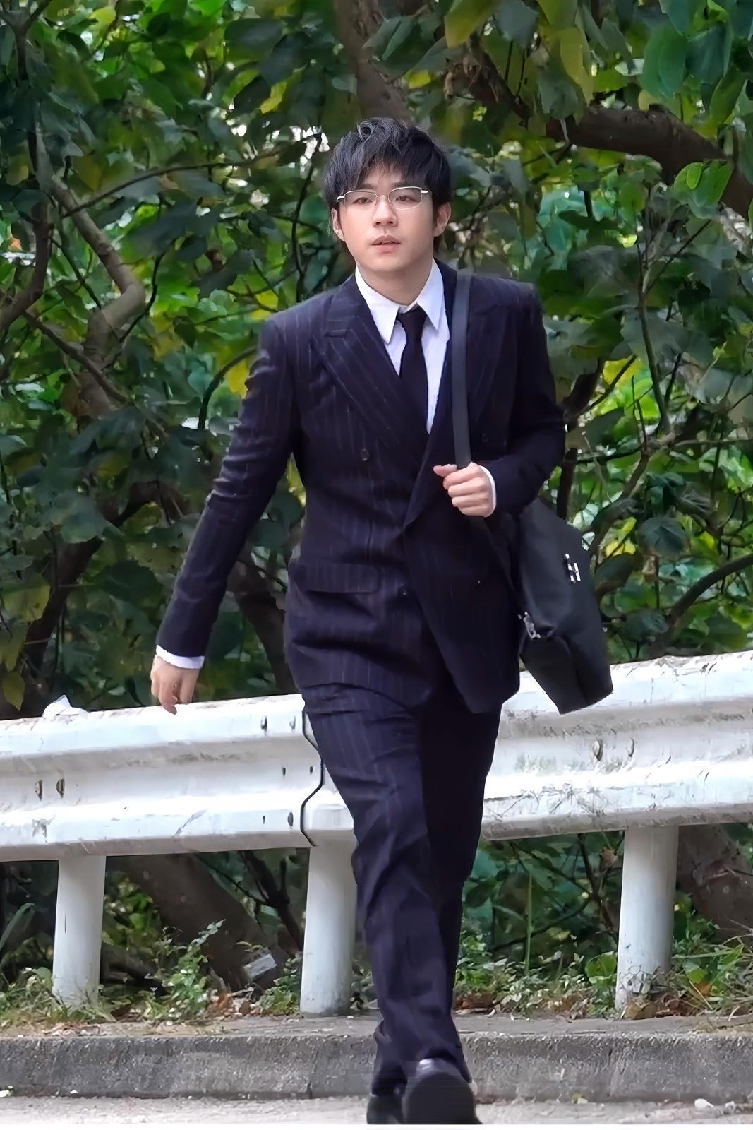 陳卓賢Ian在新歌《NPC的一場意外》MV中,以「眼鏡賢」look化身白領打工仔。